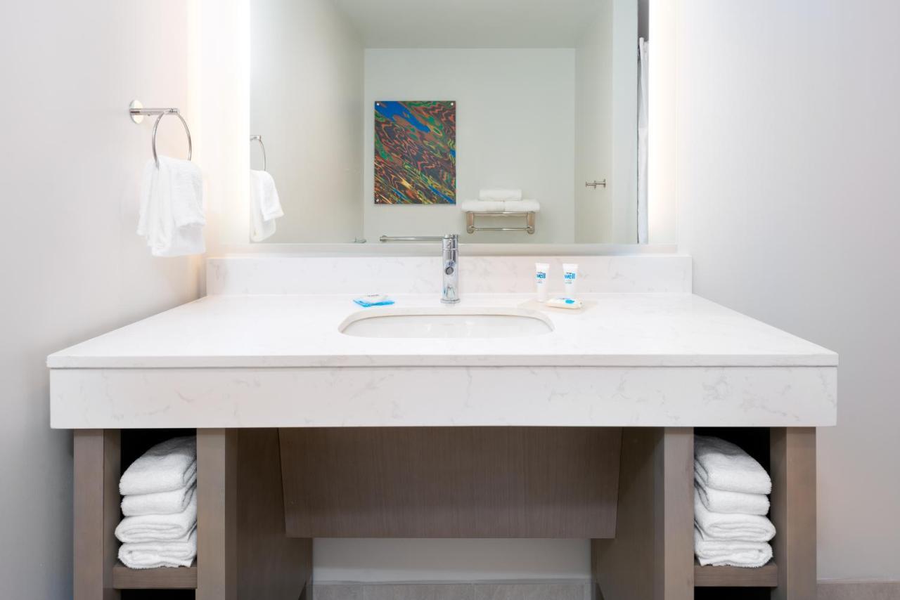 King Room Accessible Tub