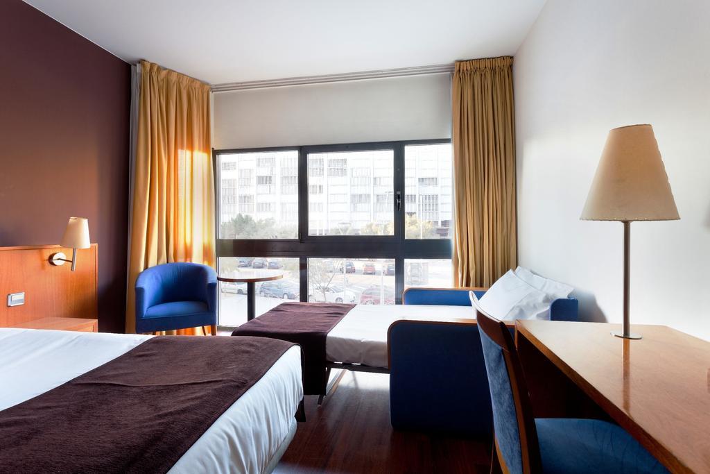 Quarto com Cama de Casal ou 2 de Solteiro e Cama Extra