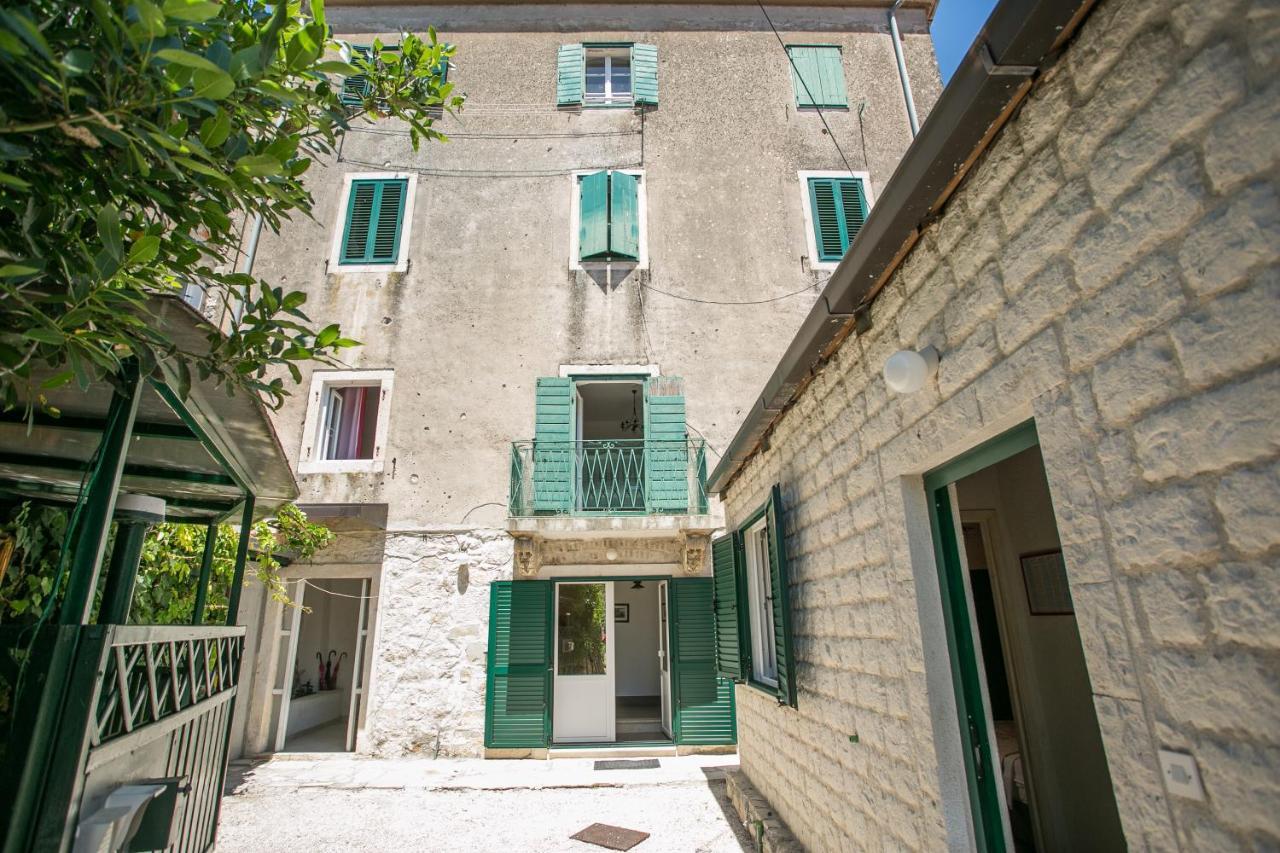 Apartamento de 1 Quarto com Varanda