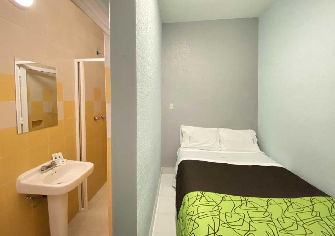 Habitación con cama grande