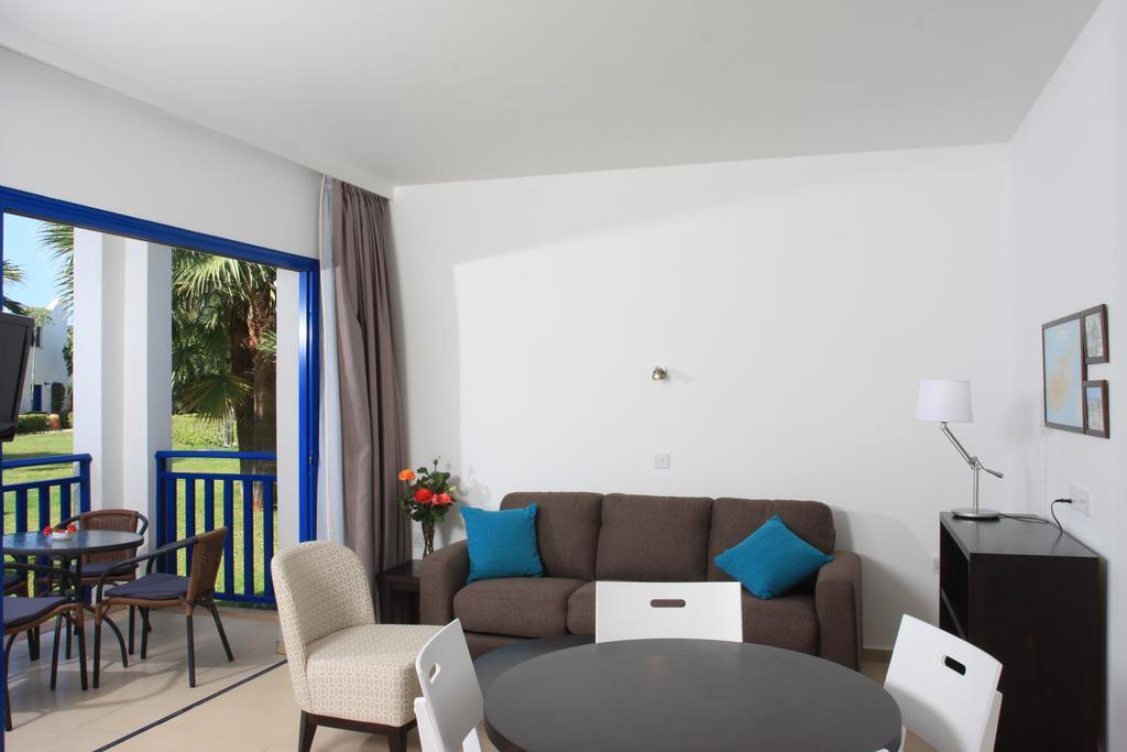 One-Bedroom Apartment with Garden View,817977119:JPEG