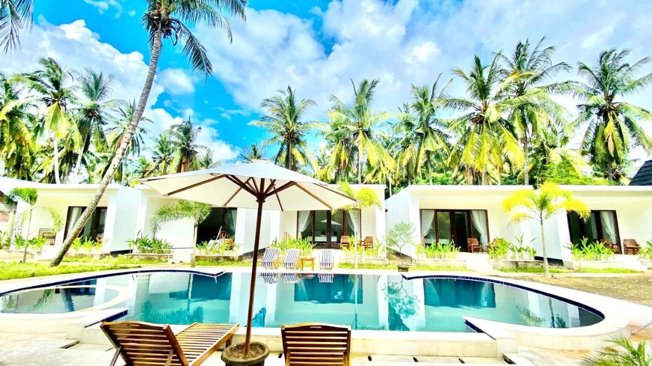 Suite con cama extragrande y vistas a la piscina