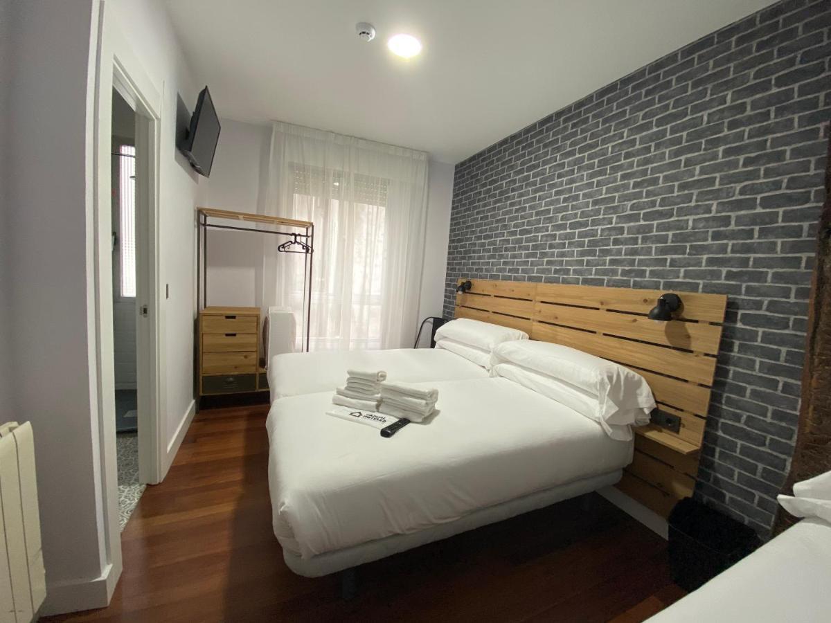 Quarto Triplo com Banheiro Privativo