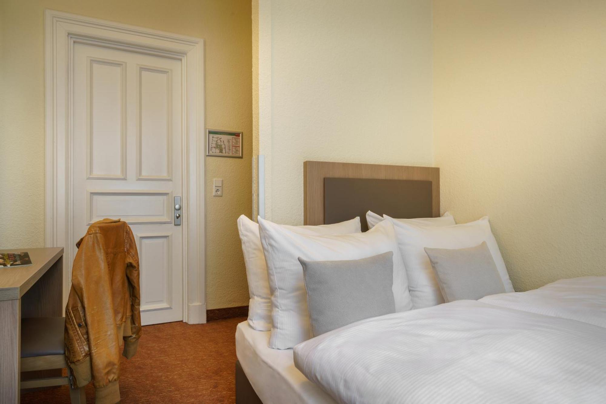 Habitación con cama grande