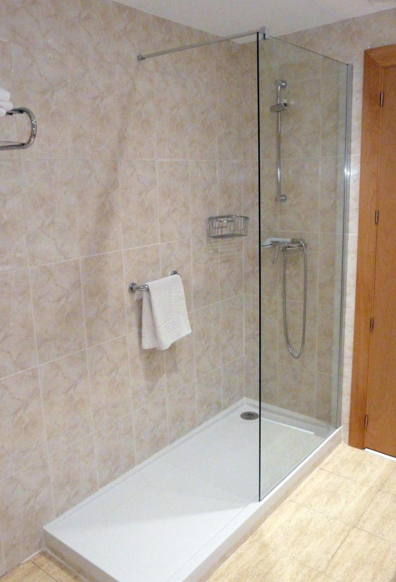 Quarto com Cama de Casal ou 2 de Solteiro e Varanda
