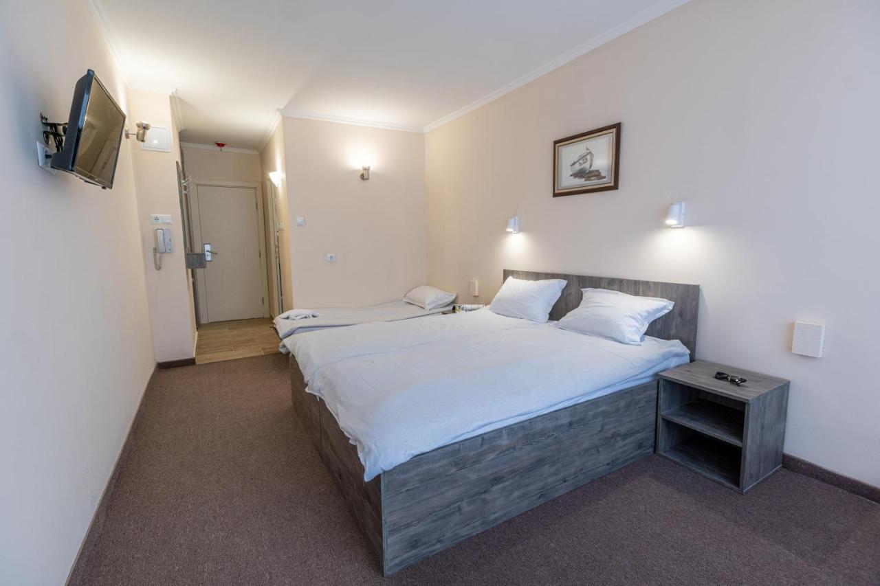 Habitación Doble con balcón (2 adultos + 1 niño)