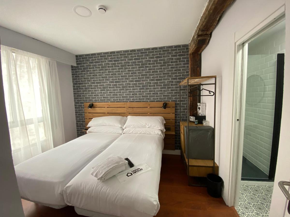 Quarto com 2 Camas de Solteiro e Banheiro Privativo