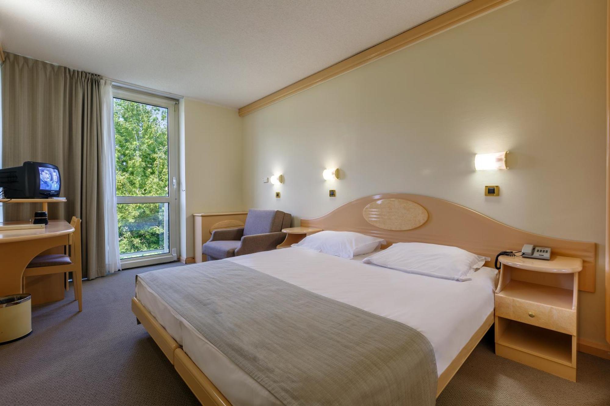 Economy Room