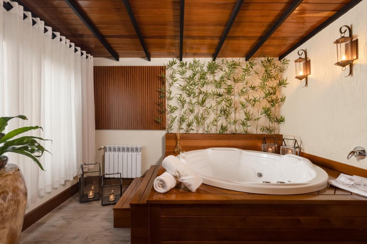 Suite Hot Tub,1293696619:JPEG