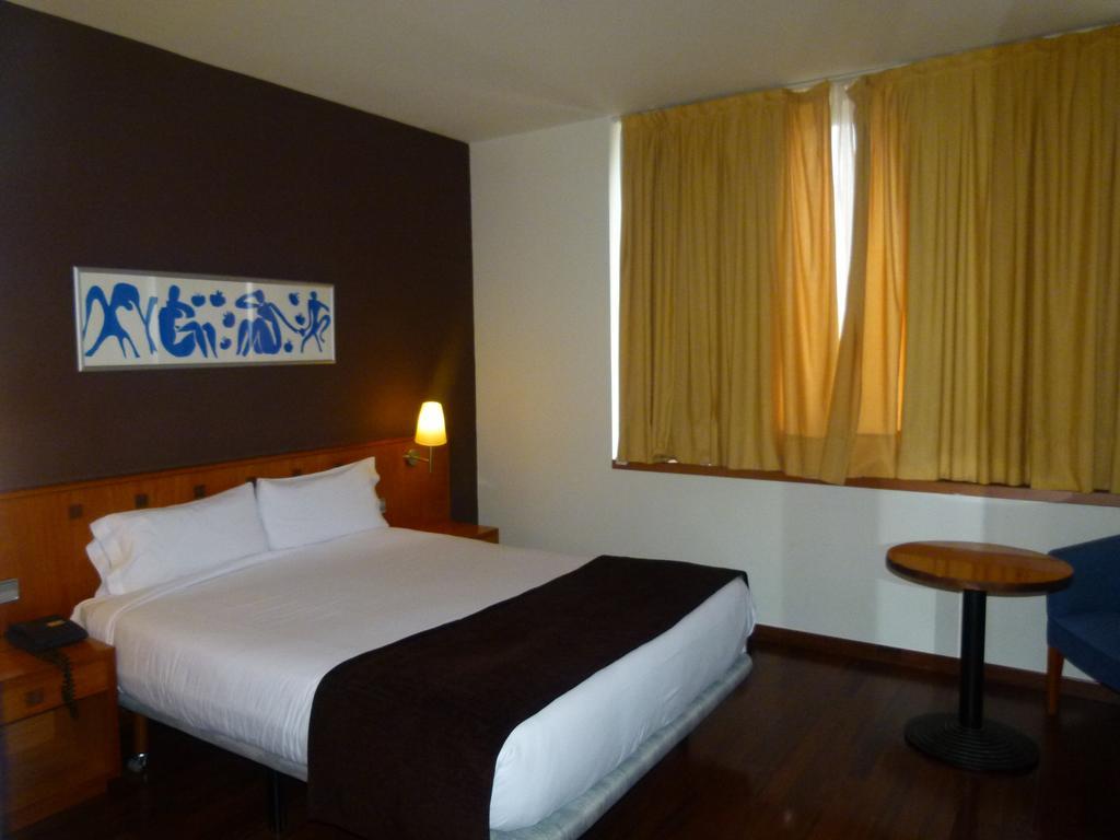 Quarto Básico com Cama de Casal ou 2 de Solteiro