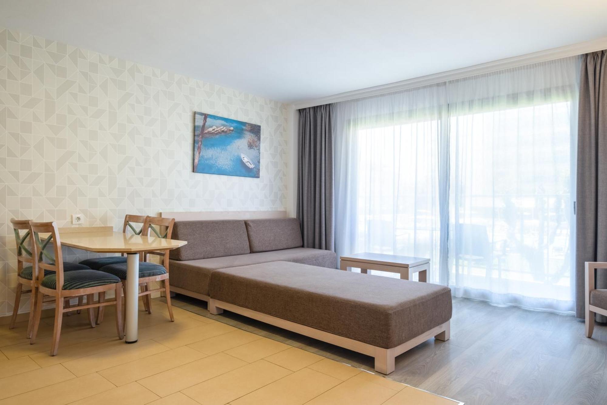 One-Bedroom Apartment Balcony,1589129236:JPEG