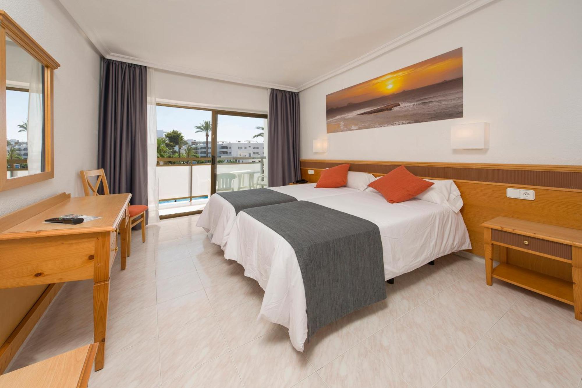 Quarto com 2 Camas de Solteiro e Vista da Piscina