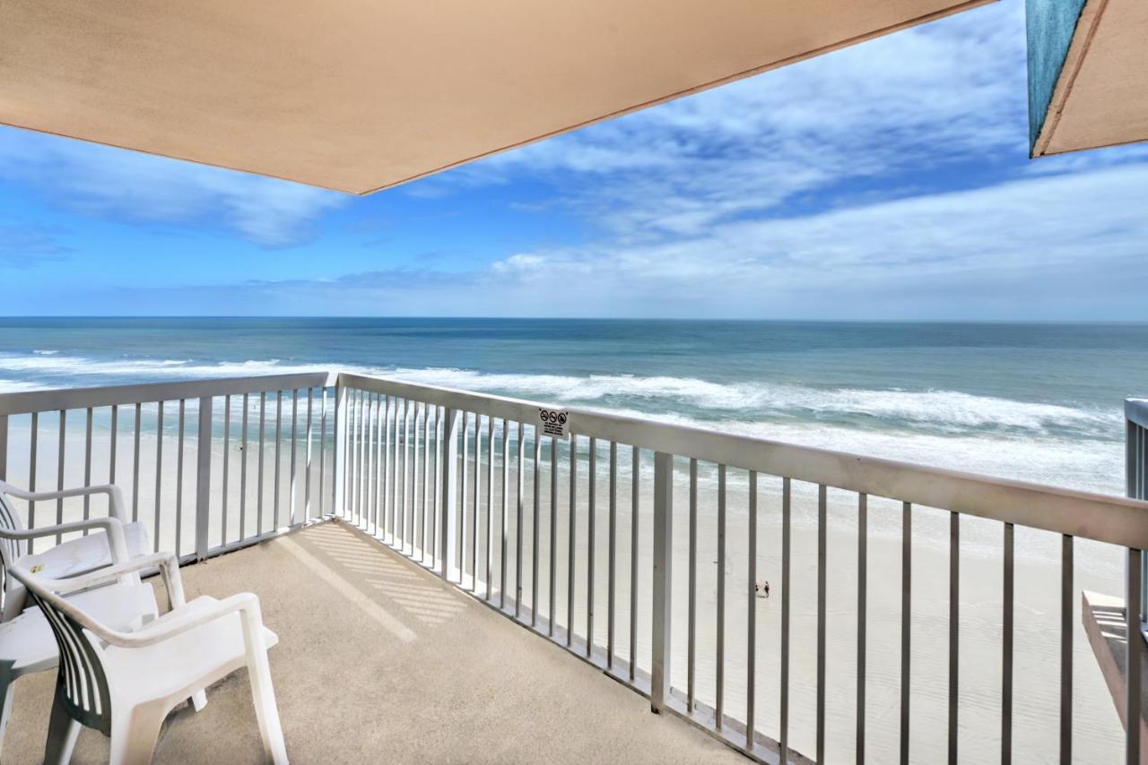 Habitación con cama grande y vistas al mar