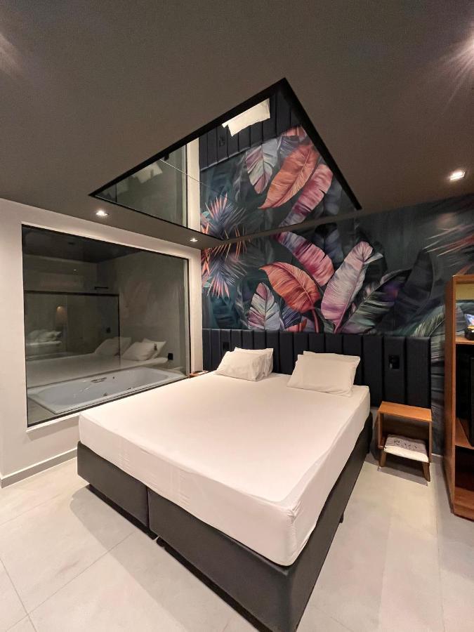 Suíte com Cama King-size e Banheira de Hidromassagem