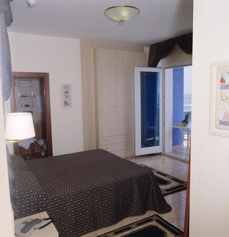 Camera Matrimoniale o Doppia con Letti Singoli con Vista Mare e Balcone