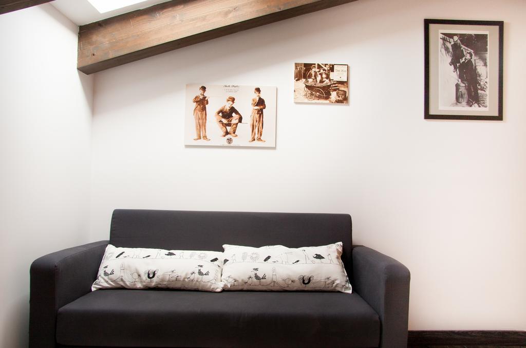 Estudio con techo inclinado