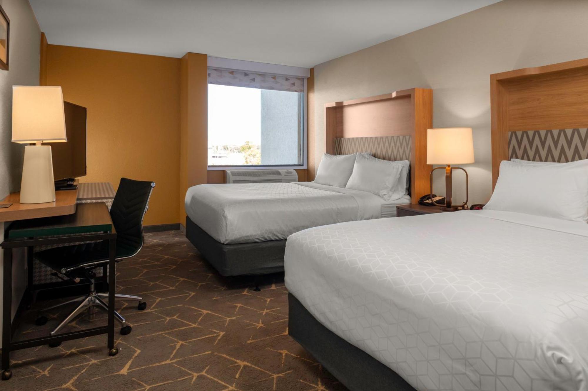 Premium Corner Queen Room