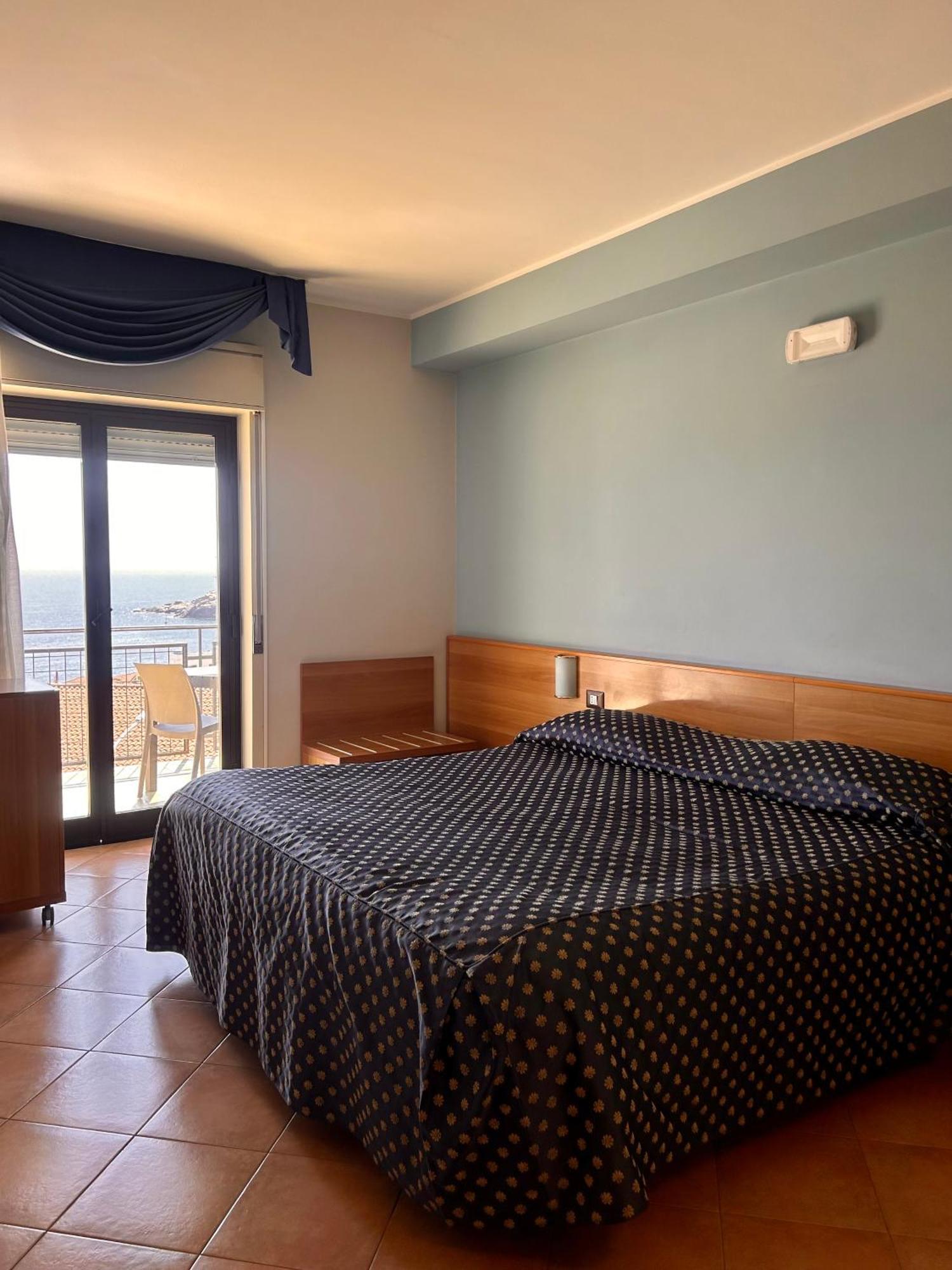 Double or Twin Room Sea View