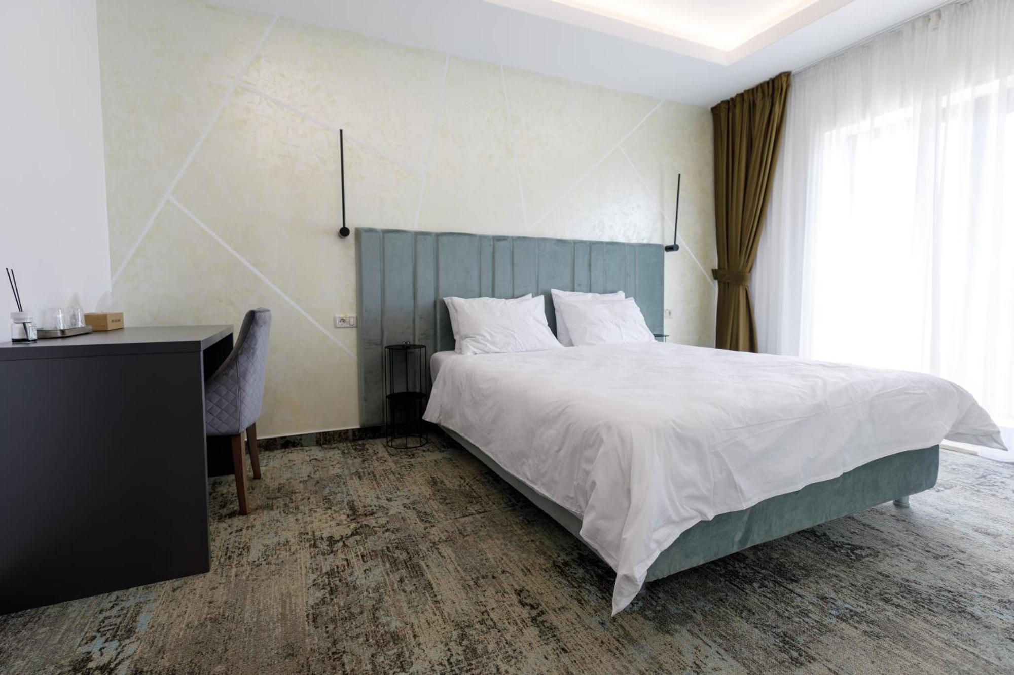 Habitación con cama extragrande.