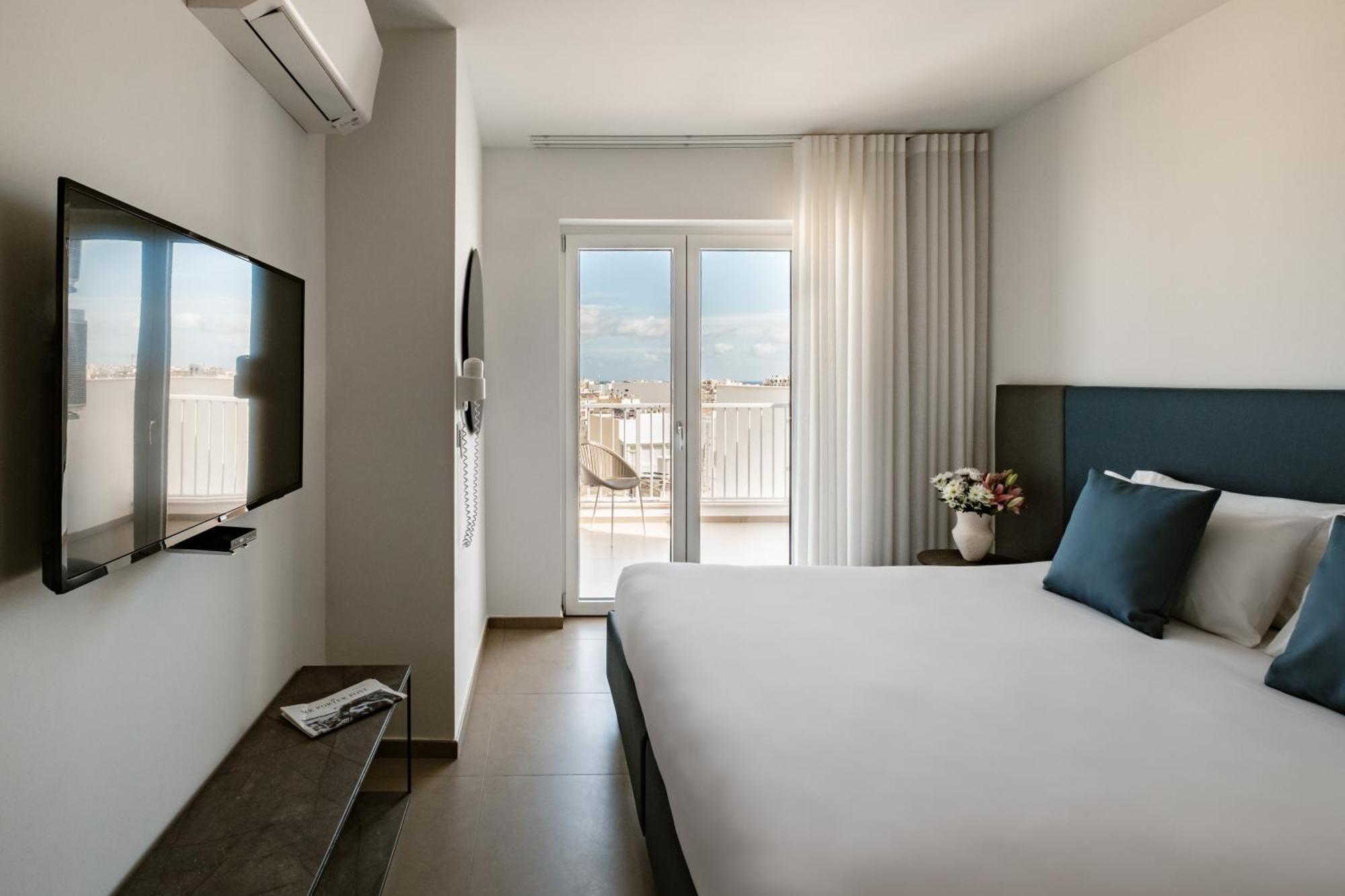 Estudio con cama extragrande y sofá cama