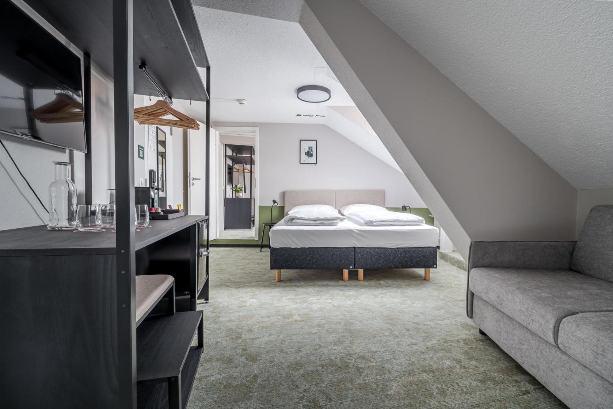 Superior Rooftop 6-Bed Room,1532231590:JPEG
