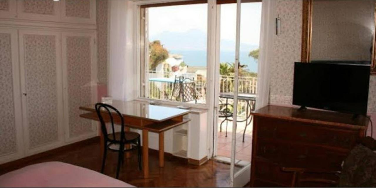 Camera Matrimoniale con Balcone e Vista Mare
