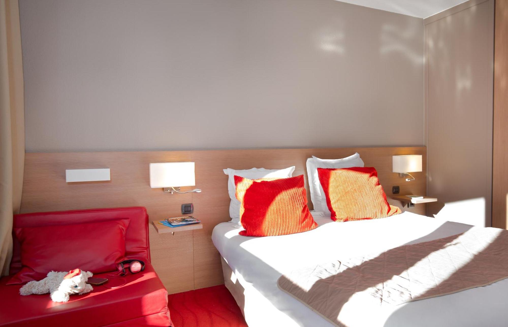 Double Room with Balcony (2 Adults + 1 Child),1550217838:JPEG