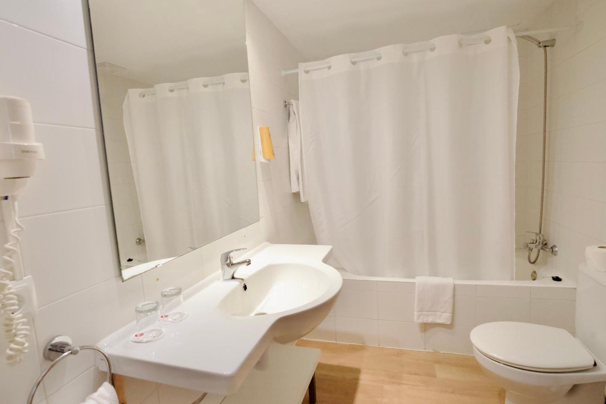 Single Room with Balcony,1550488852:JPEG