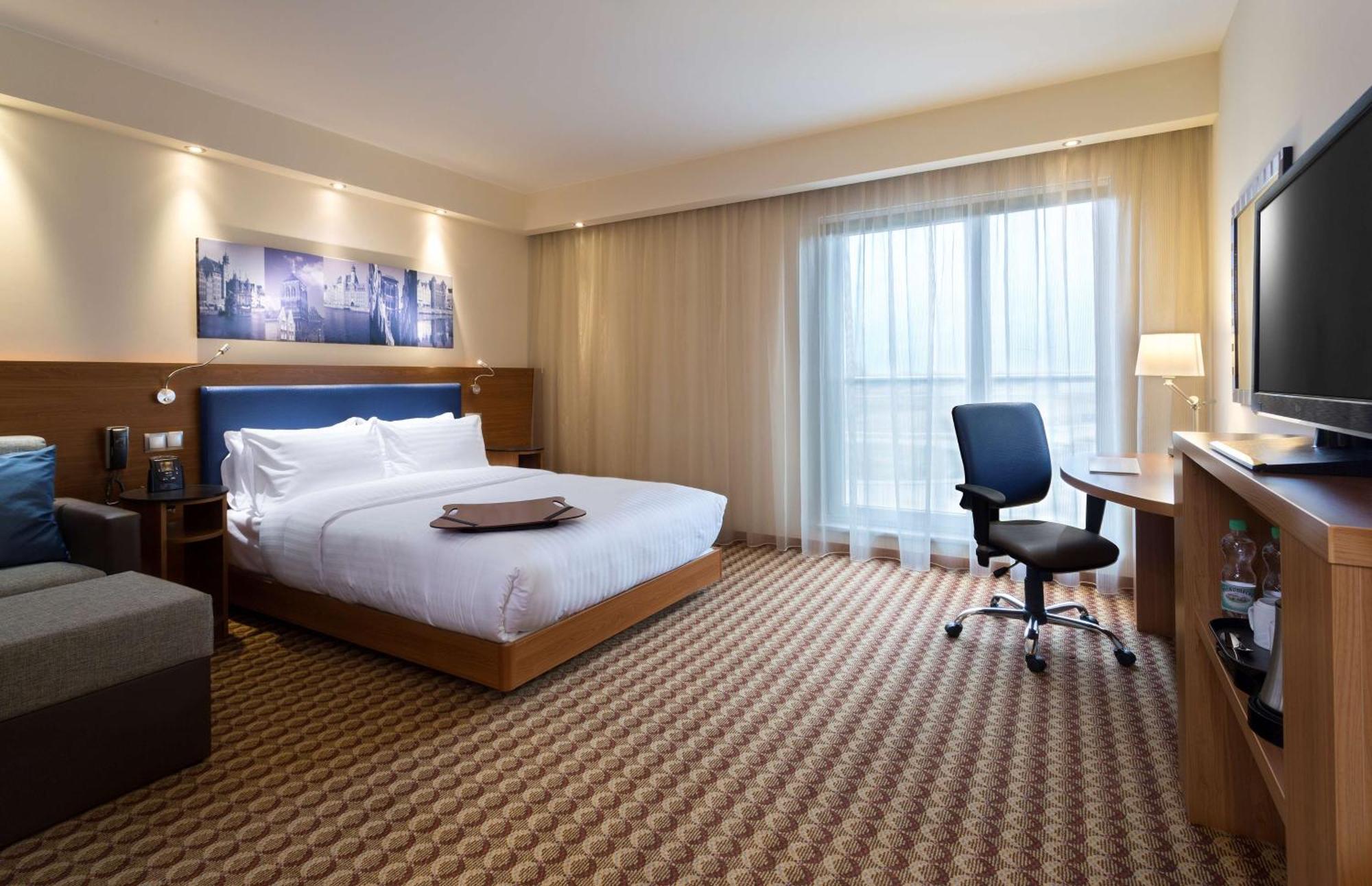 Habitación con cama grande adaptada para personas de movilidad reducida