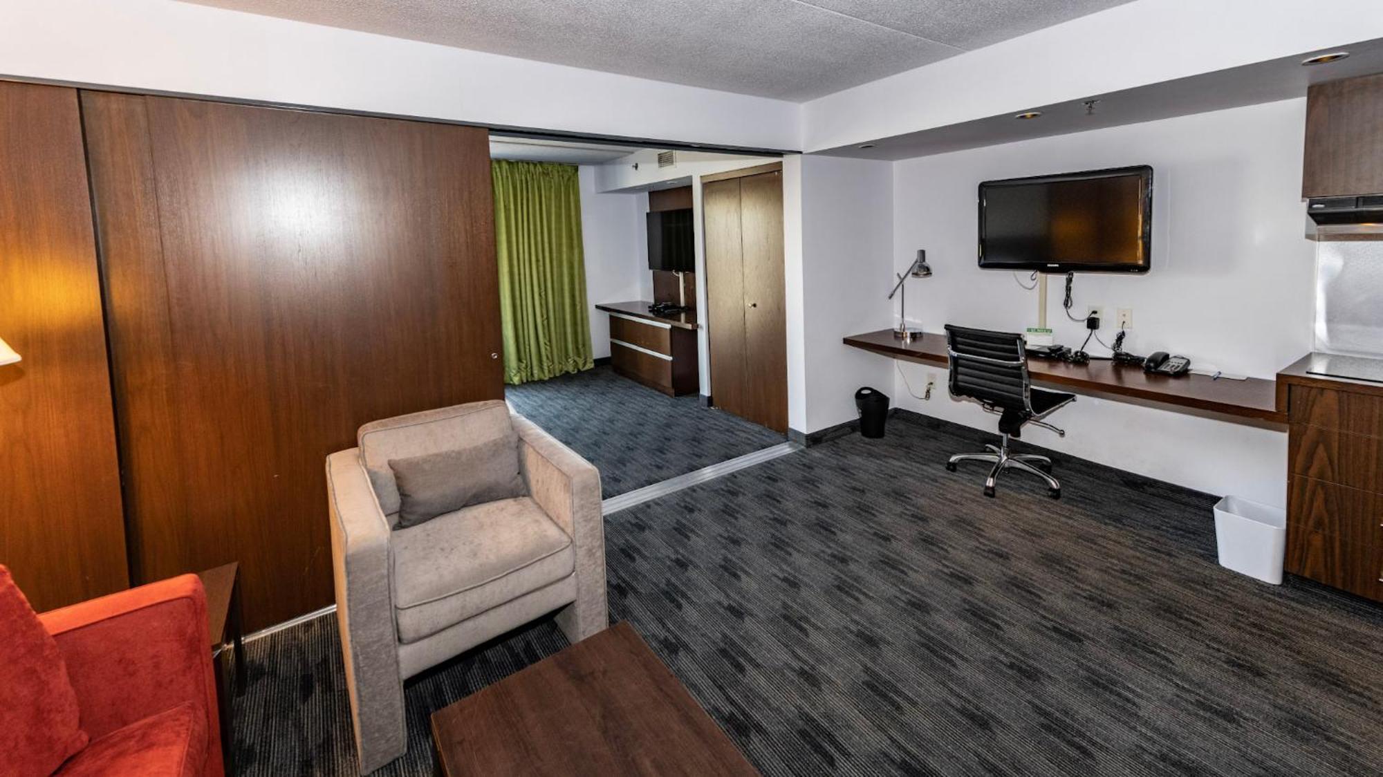 Deluxe King Suite - Non-Smoking
