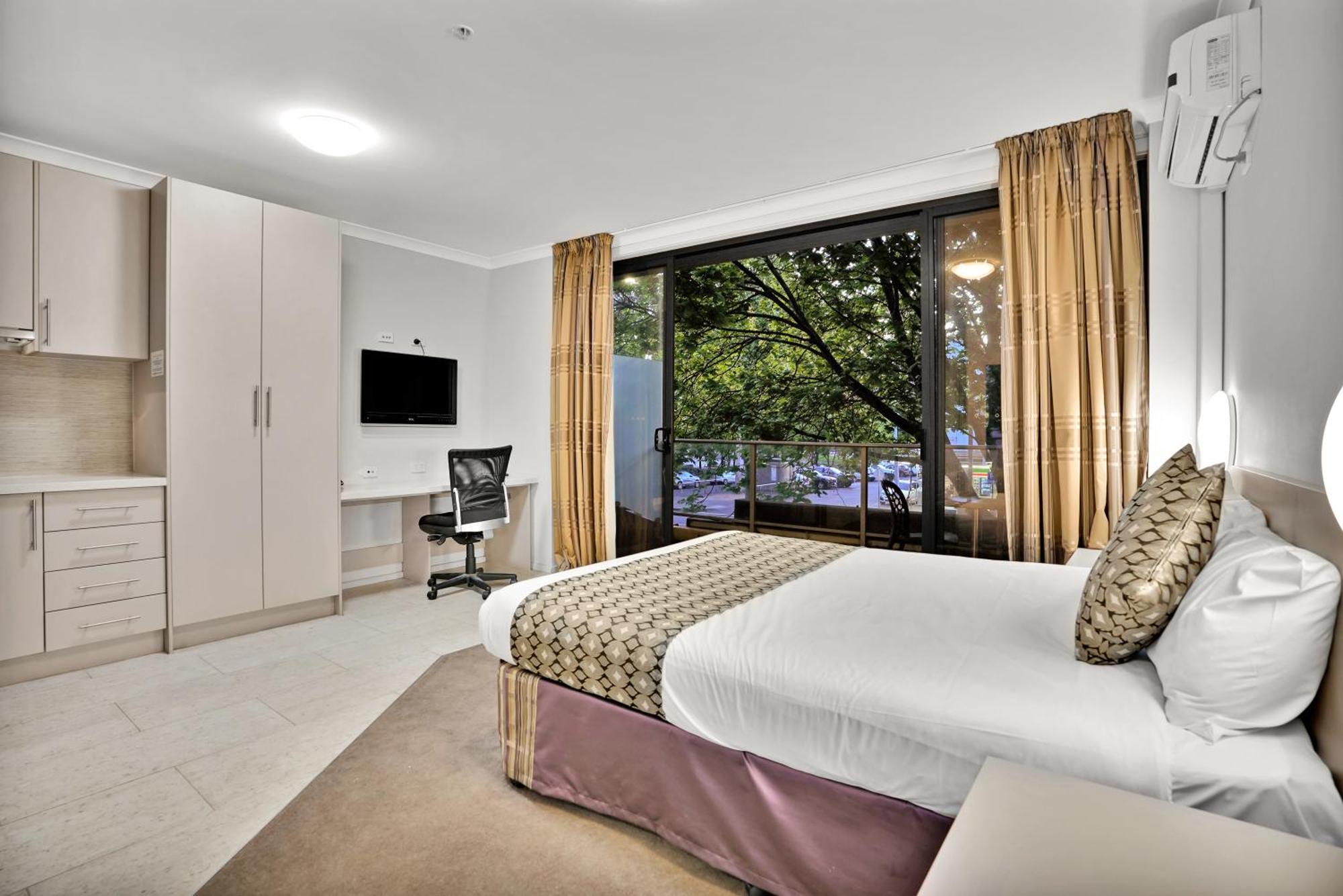 Lygon Front Suite,1565569093:JPEG