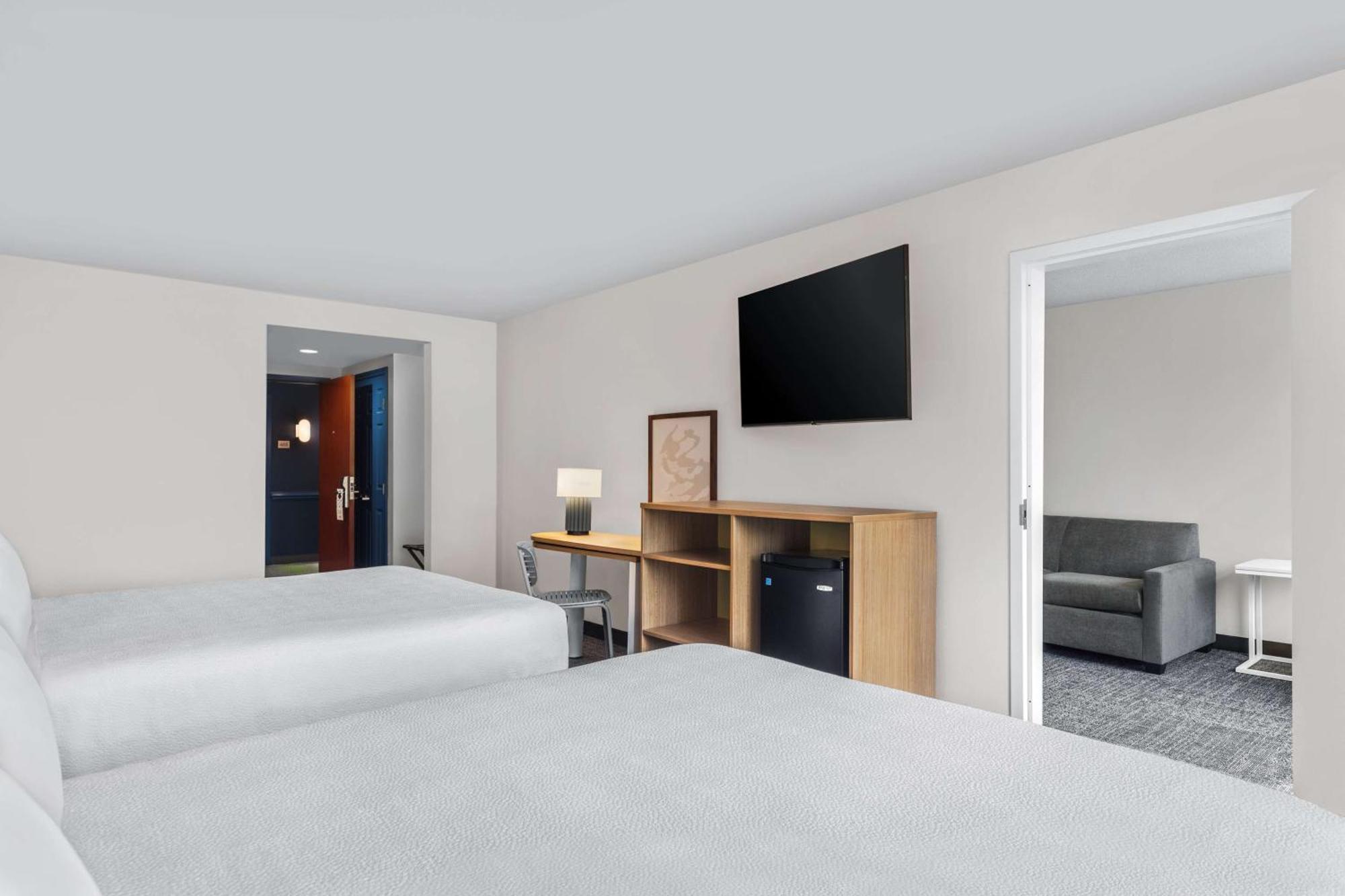 Suite de 1 dormitorio con 2 camas grandes