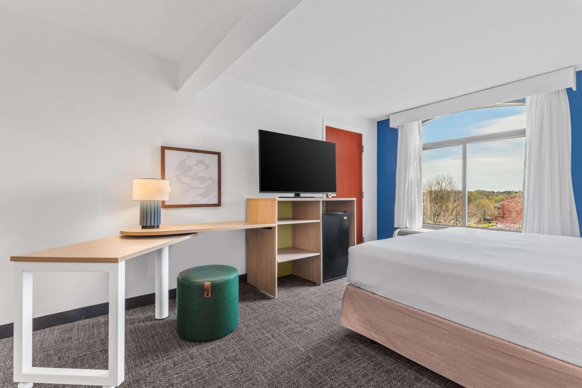 Habitación con cama extragrande y bañera adaptada para personas con movilidad reducida