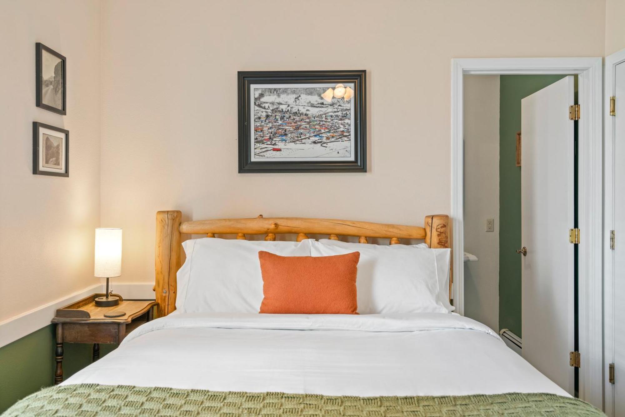 Deluxe Queen Room,1581578053:JPEG