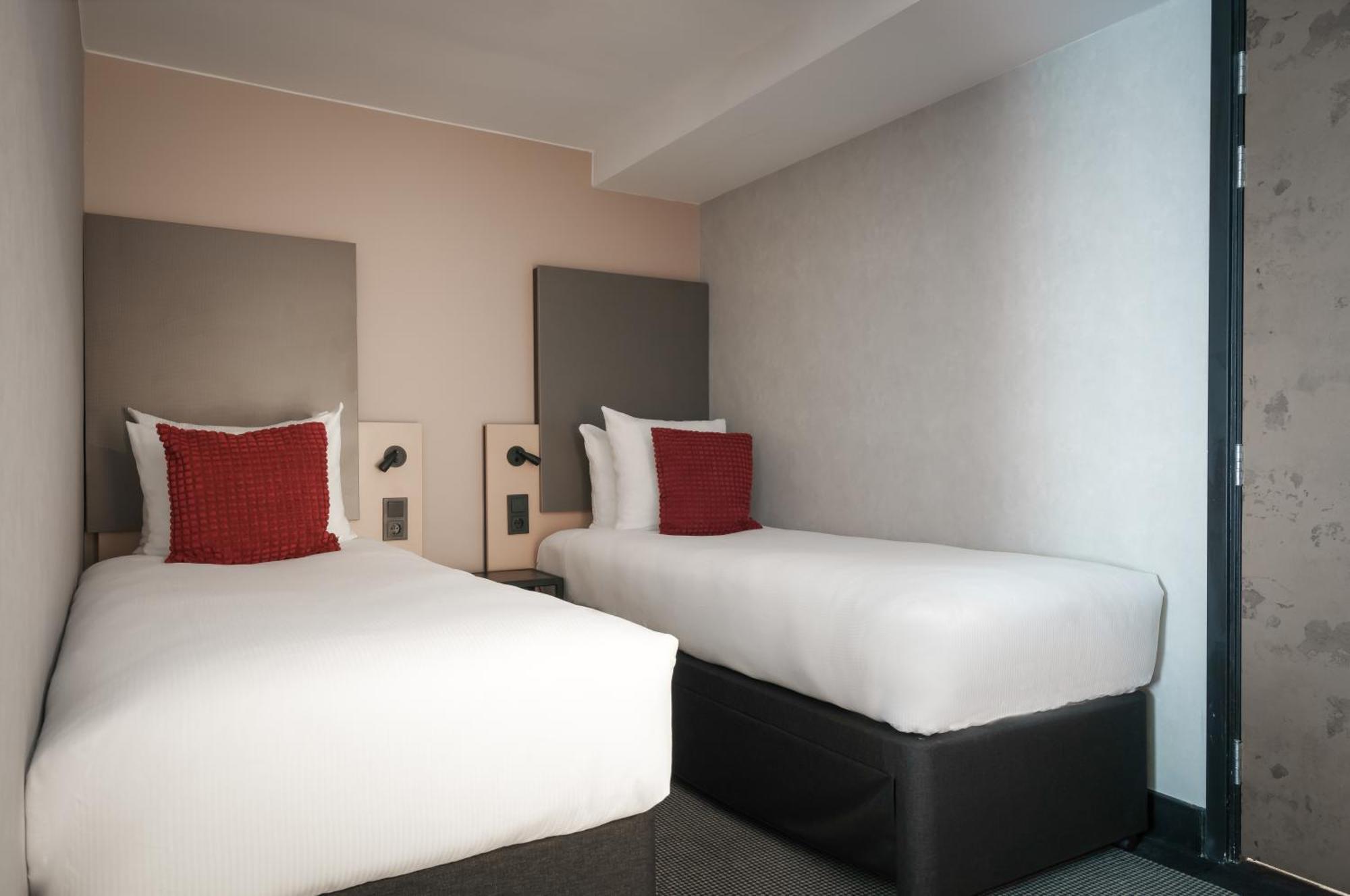 Souterrain Twin Room Below Street Level Limited View no lift access
