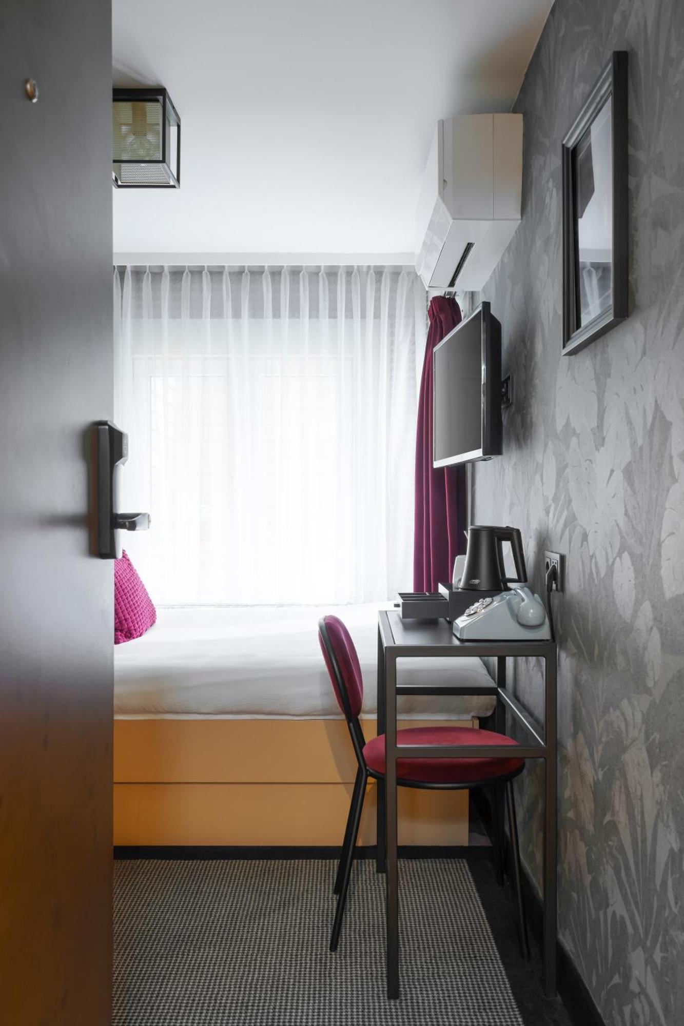 Souterrain Small Double Room Below Street Level Limited View no lift access