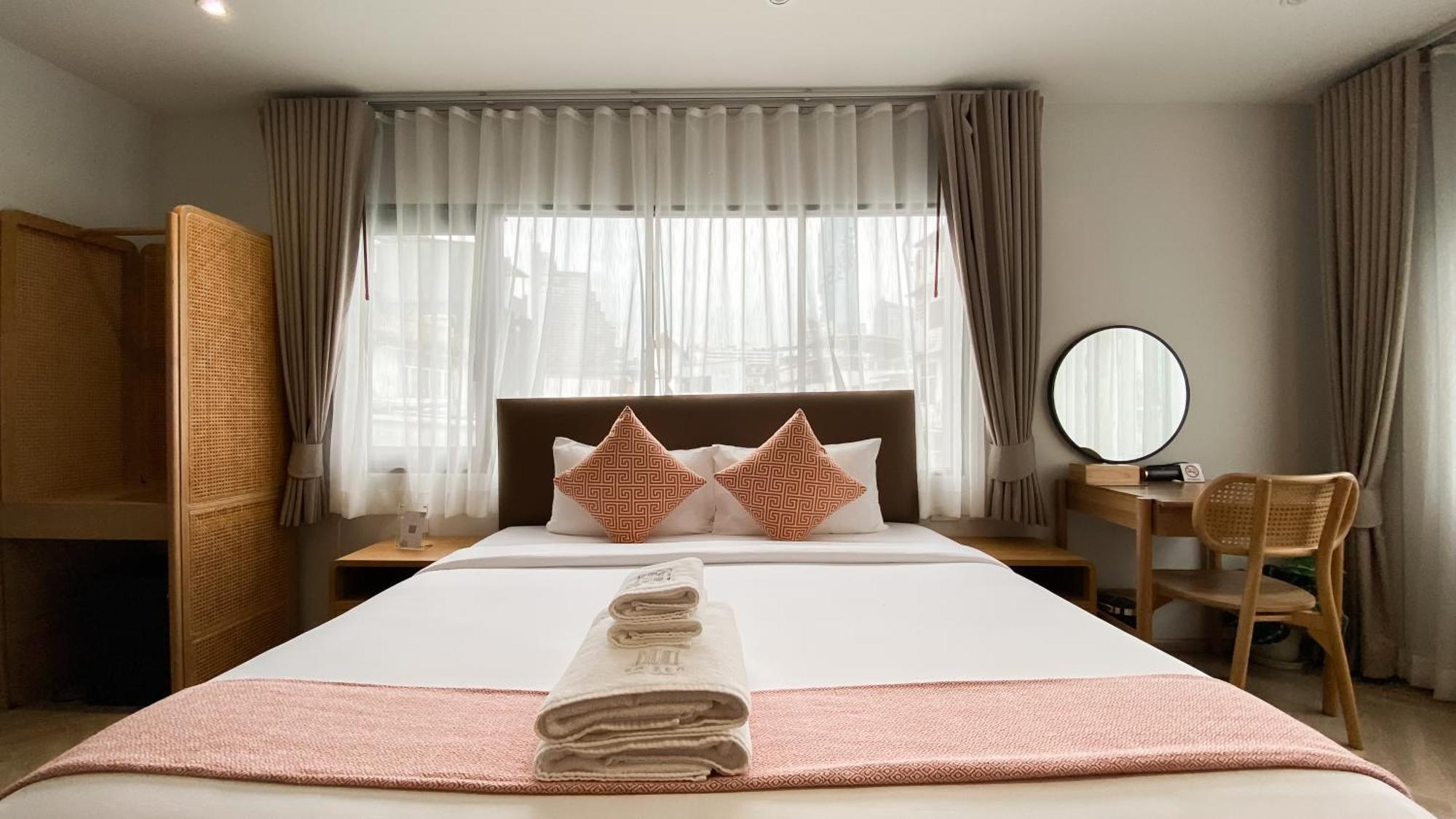 Deluxe Queen Room