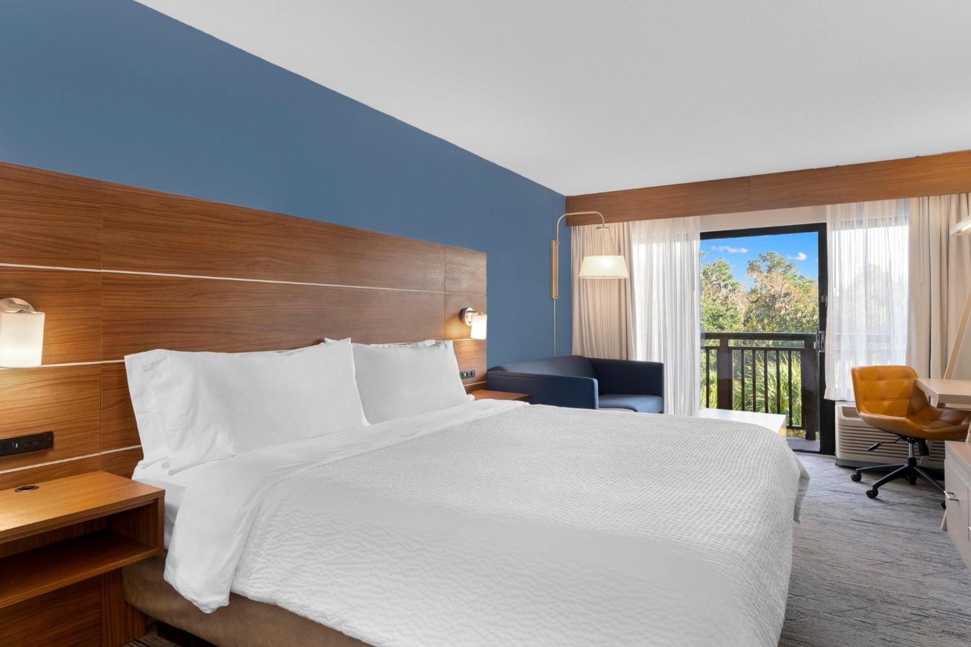Kamer met Kingsize Bed en Slaapbank - Uitzicht op het Zwembad