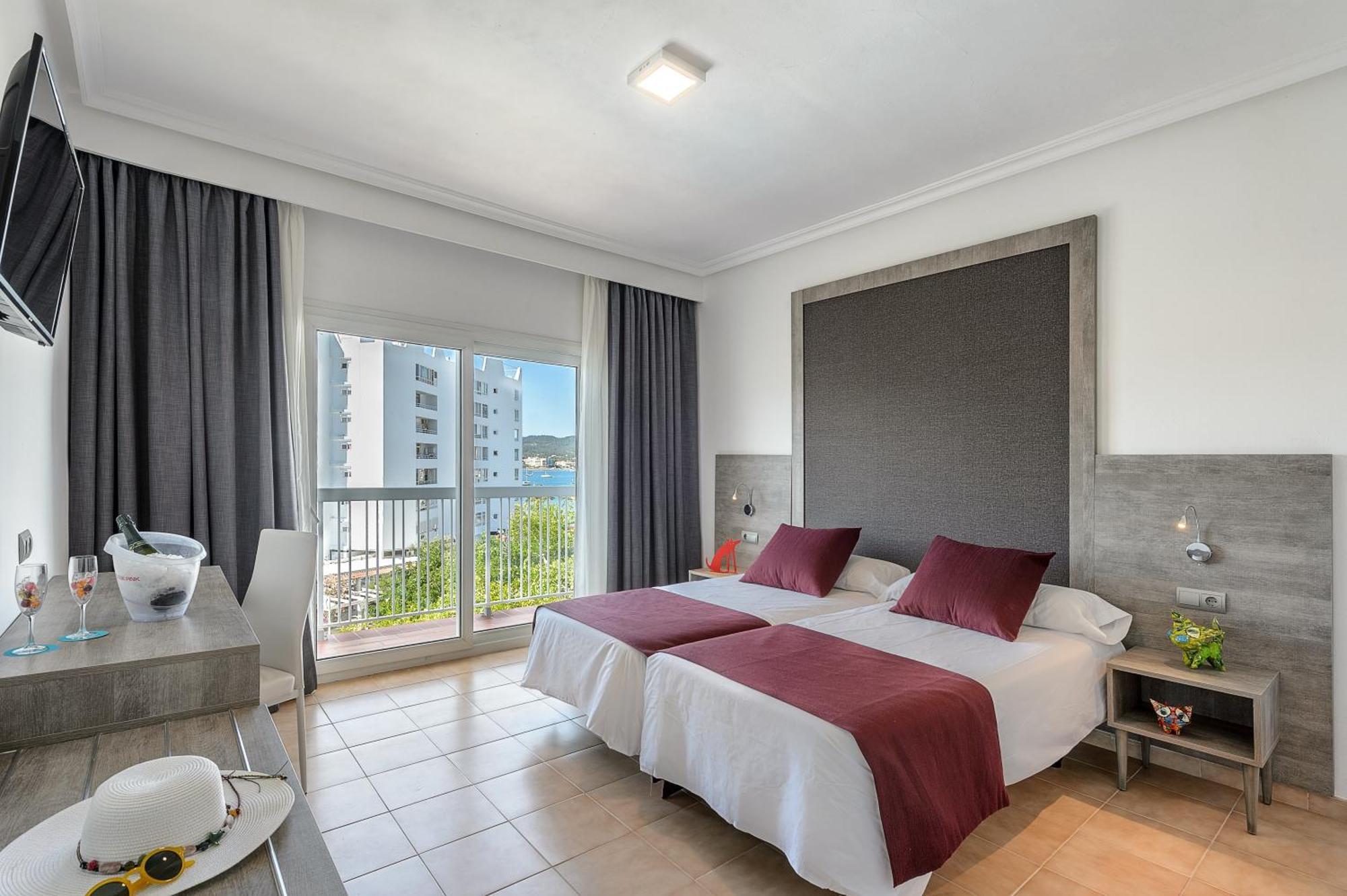 Twin Room Terrace Pool View
