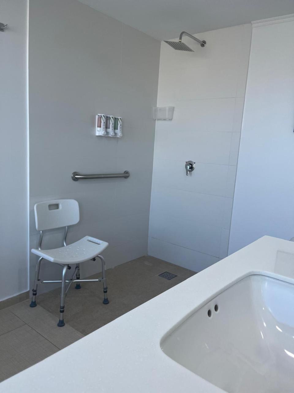 Kamer met kingsize bed en toegankelijke douche - Geschikt voor mindervaliden/alleen volwassenen/rookvrij
