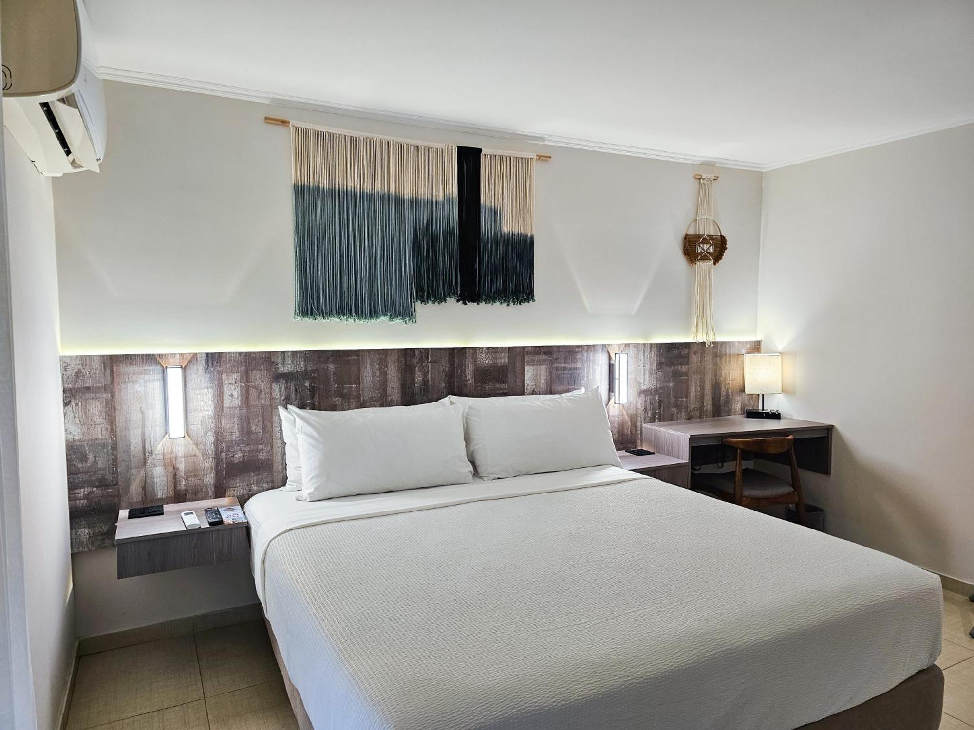 Kamer met Kingsize Bed en Uitzicht op het Zwembad - Alleen voor Volwassenen - Rookvrij