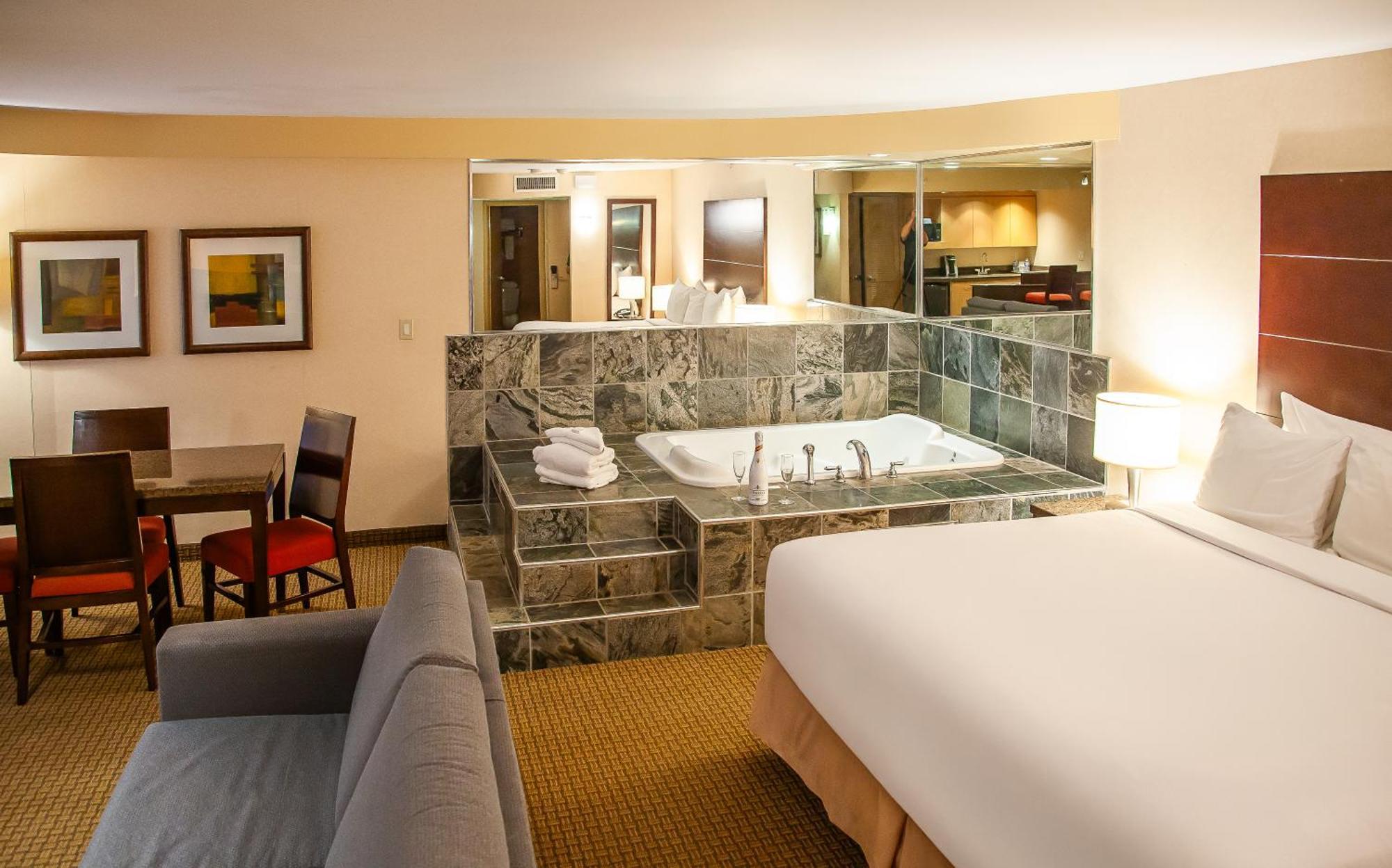 Corner King Suite Whirlpool,1652757392:JPEG
