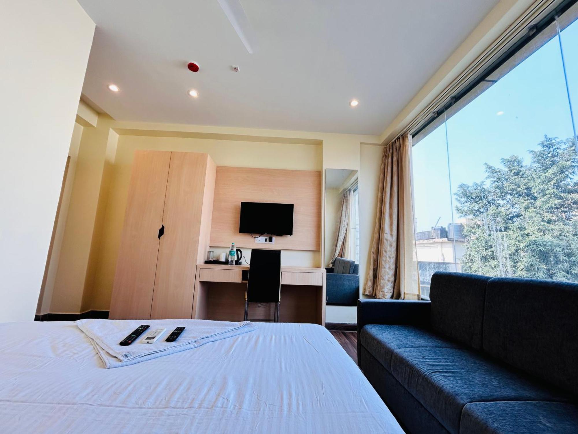 Deluxe Double Room (2 Adults + 1 Child)