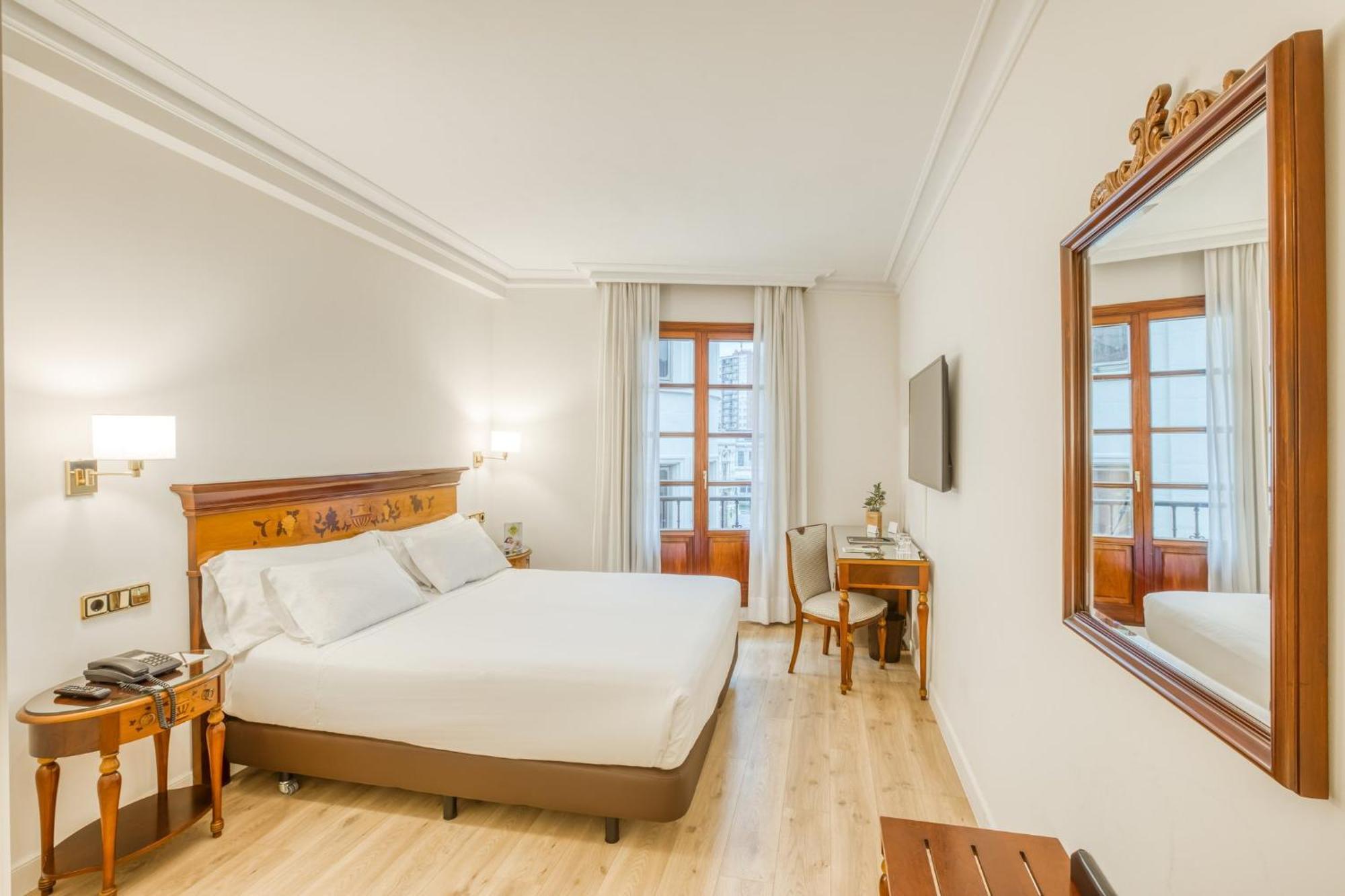 Habitacion clasica con vistas a la ciudad  - 1 Cama Doble