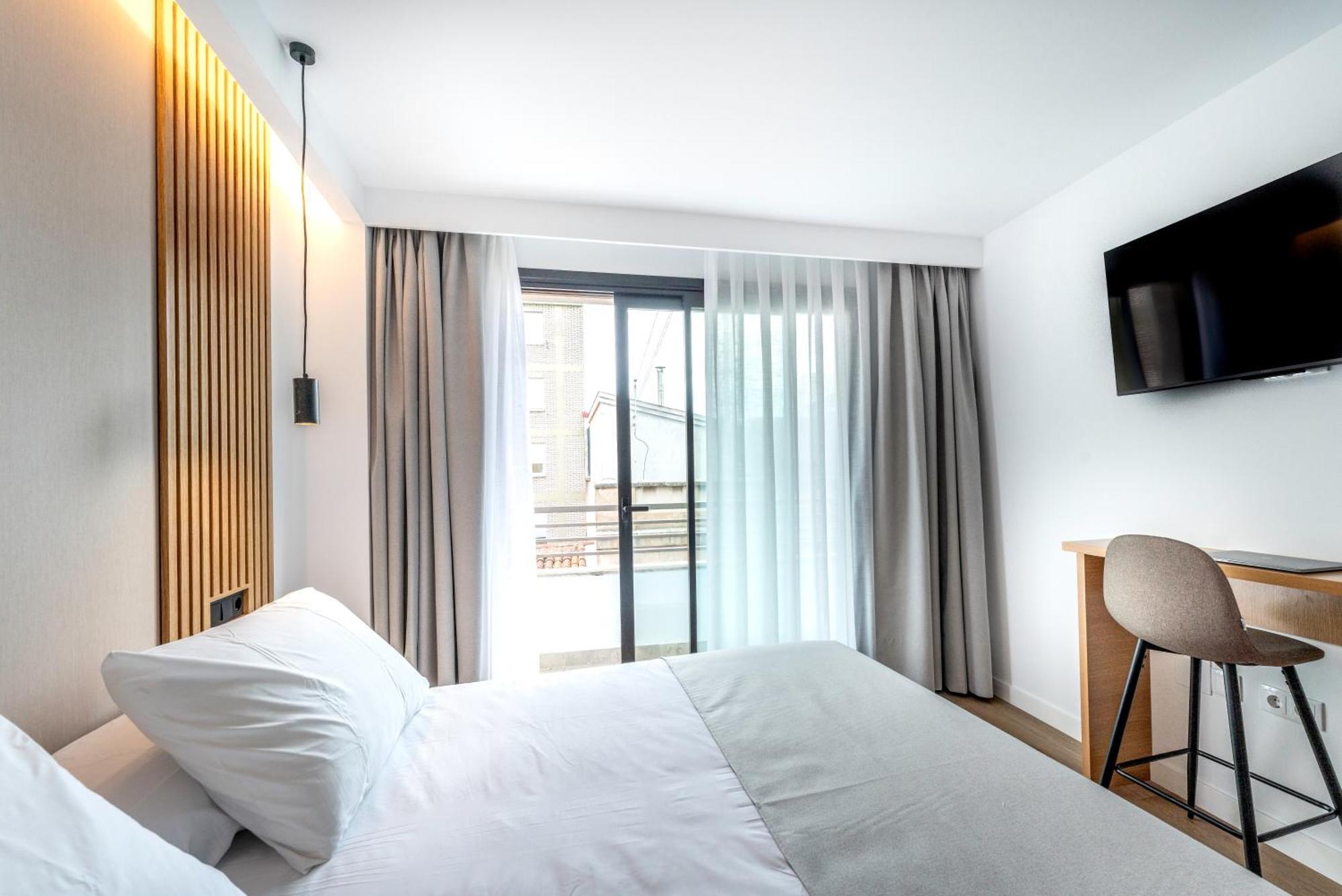 Habitación con cama grande y balcón