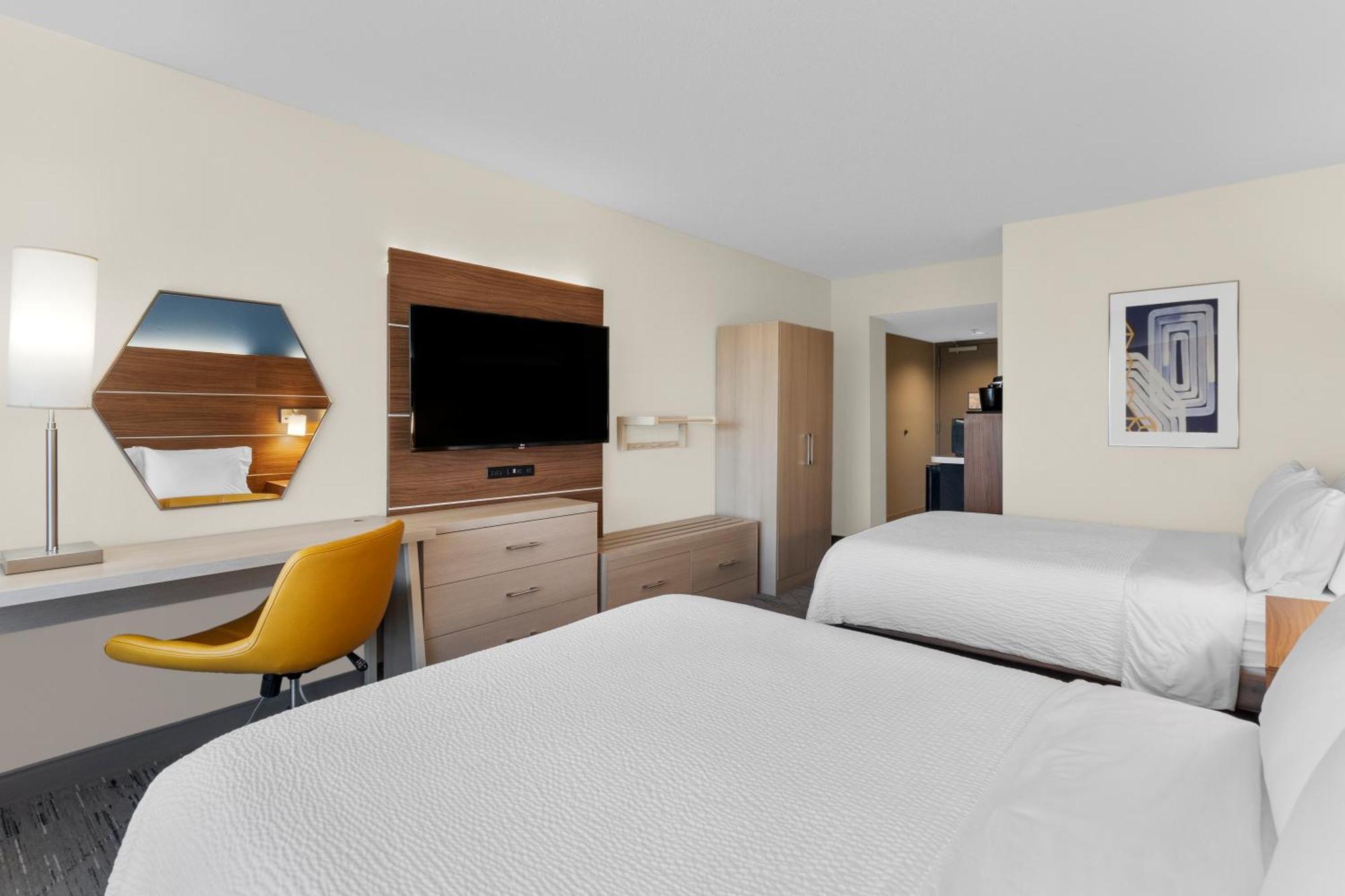 Standaard Kamer met 2 Queensize Bedden en Uitzicht op het Zwembad