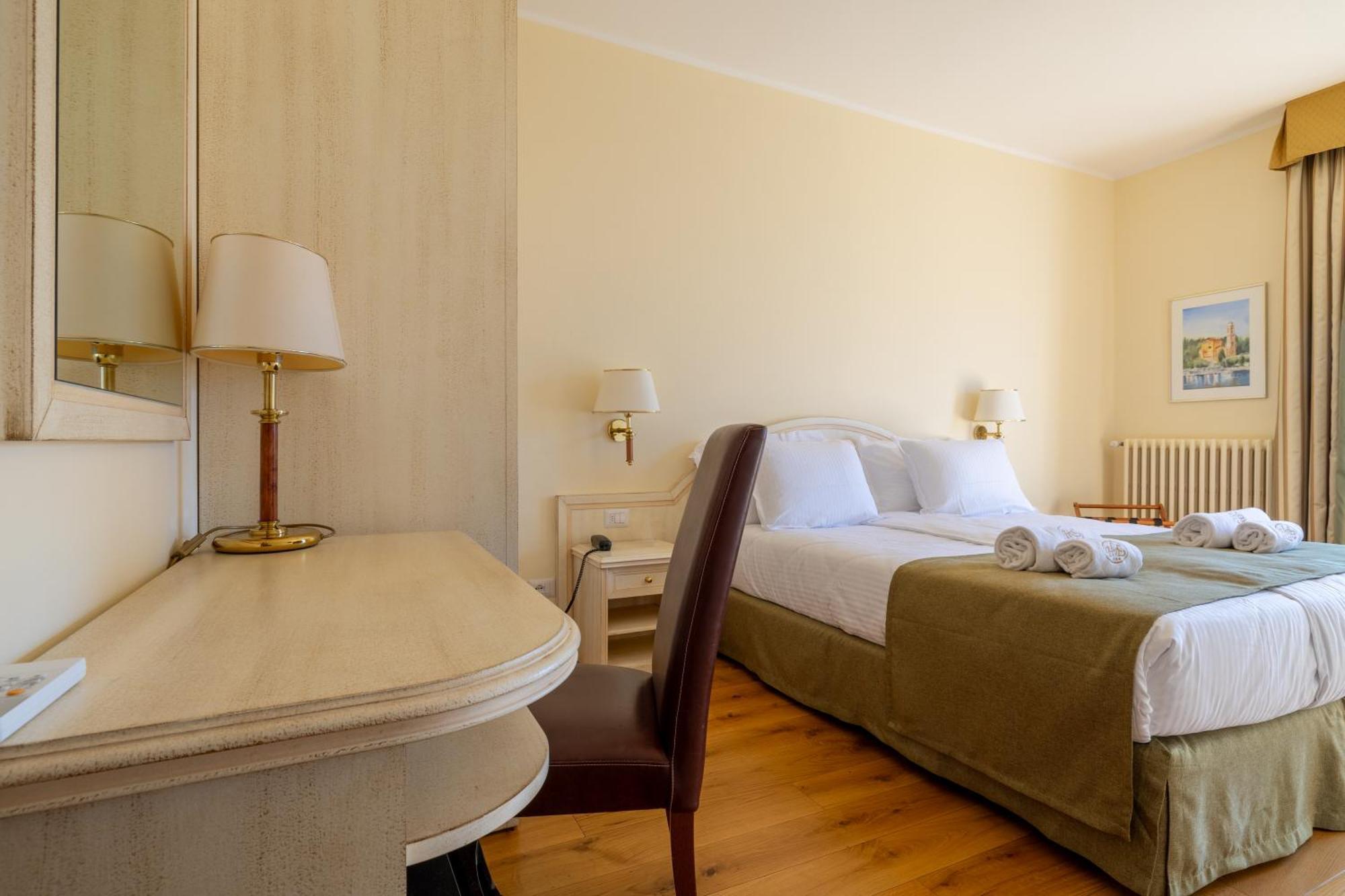 Tweepersoonskamer met 1 tweepersoonsbed of 2 aparte bedden, balkon en uitzicht op het meer