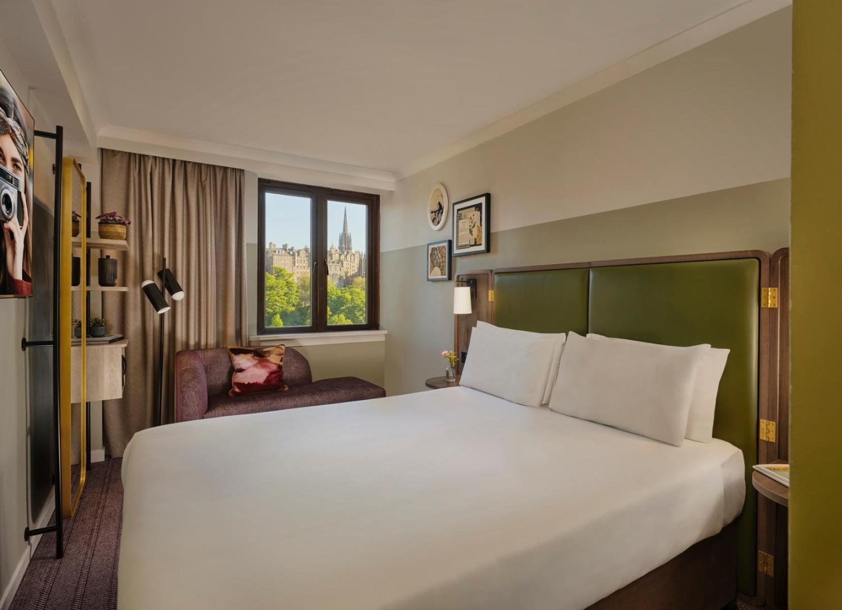 Classic Room 1 Queen Size Bed Castle view