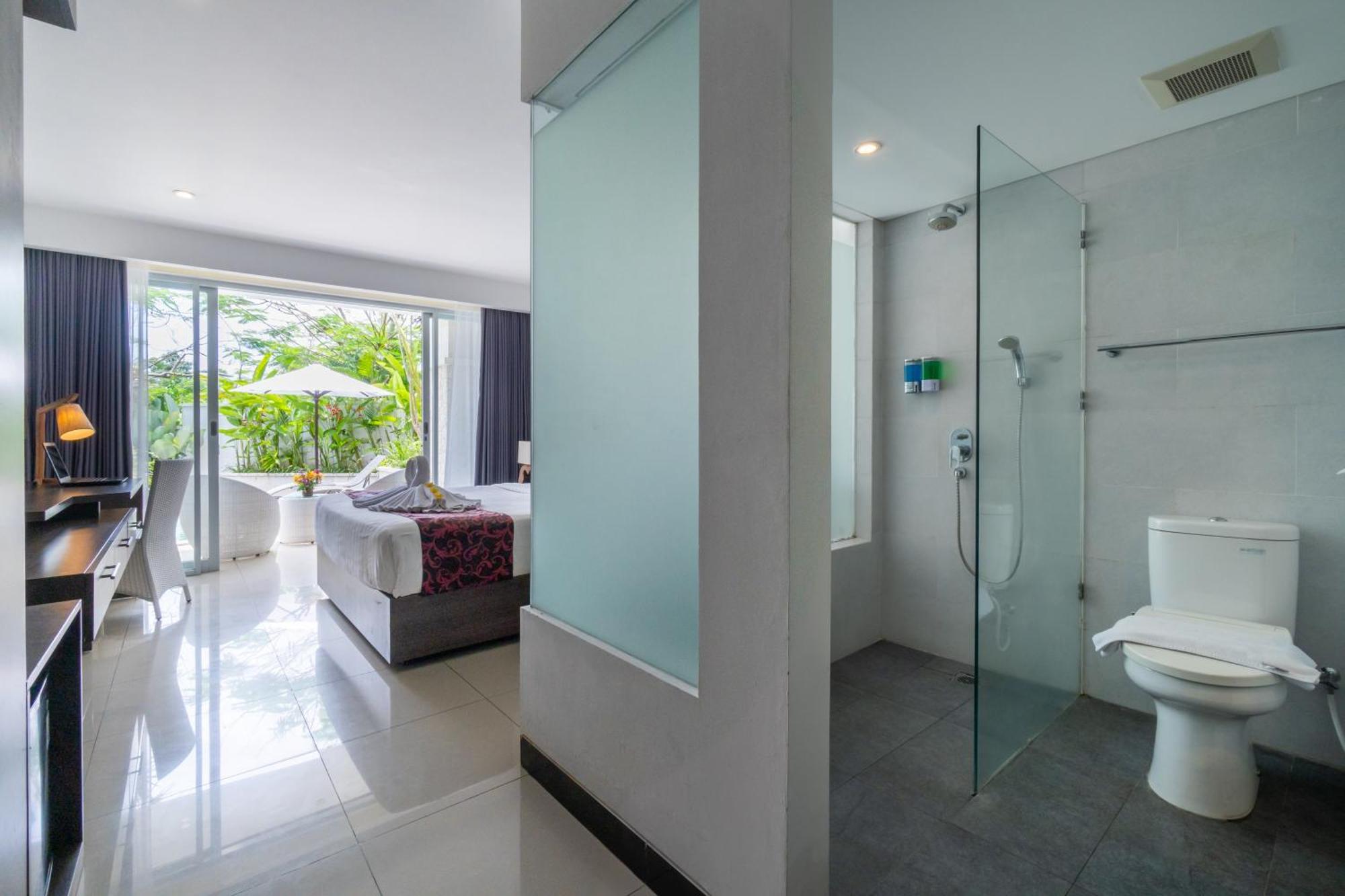 Deluxe Room Pool Access