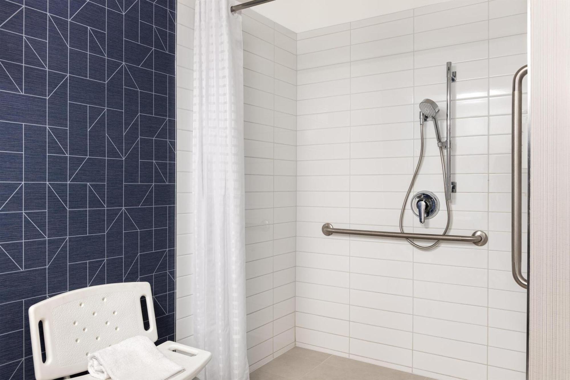 Queen Room Roll Shower Mobility Accessible,1730012625:JPEG